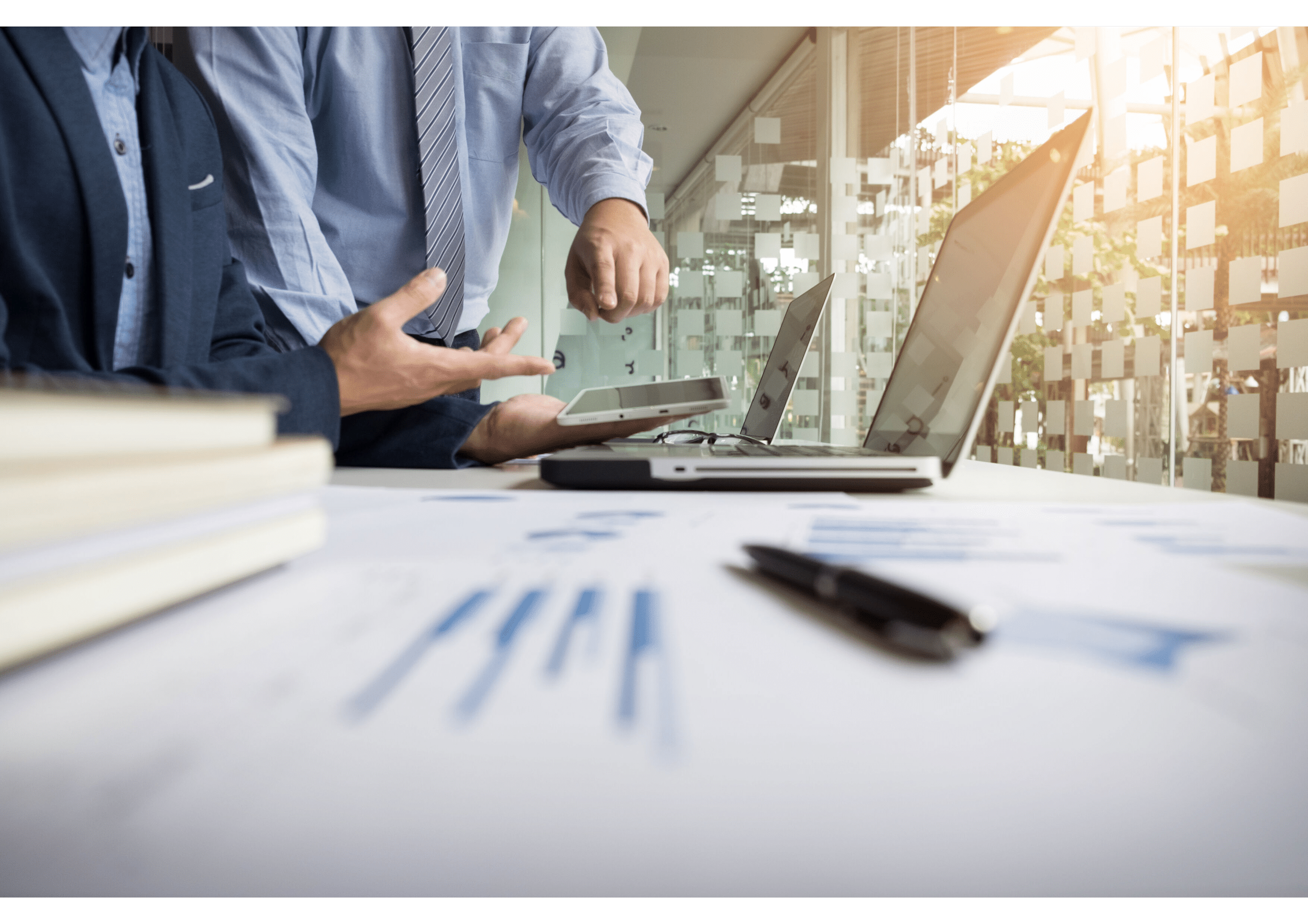 asesor-comercial-analizando-cifras-financieras-que-denotan-el-progreso-en-el-trabajo-de-la-empresa_1