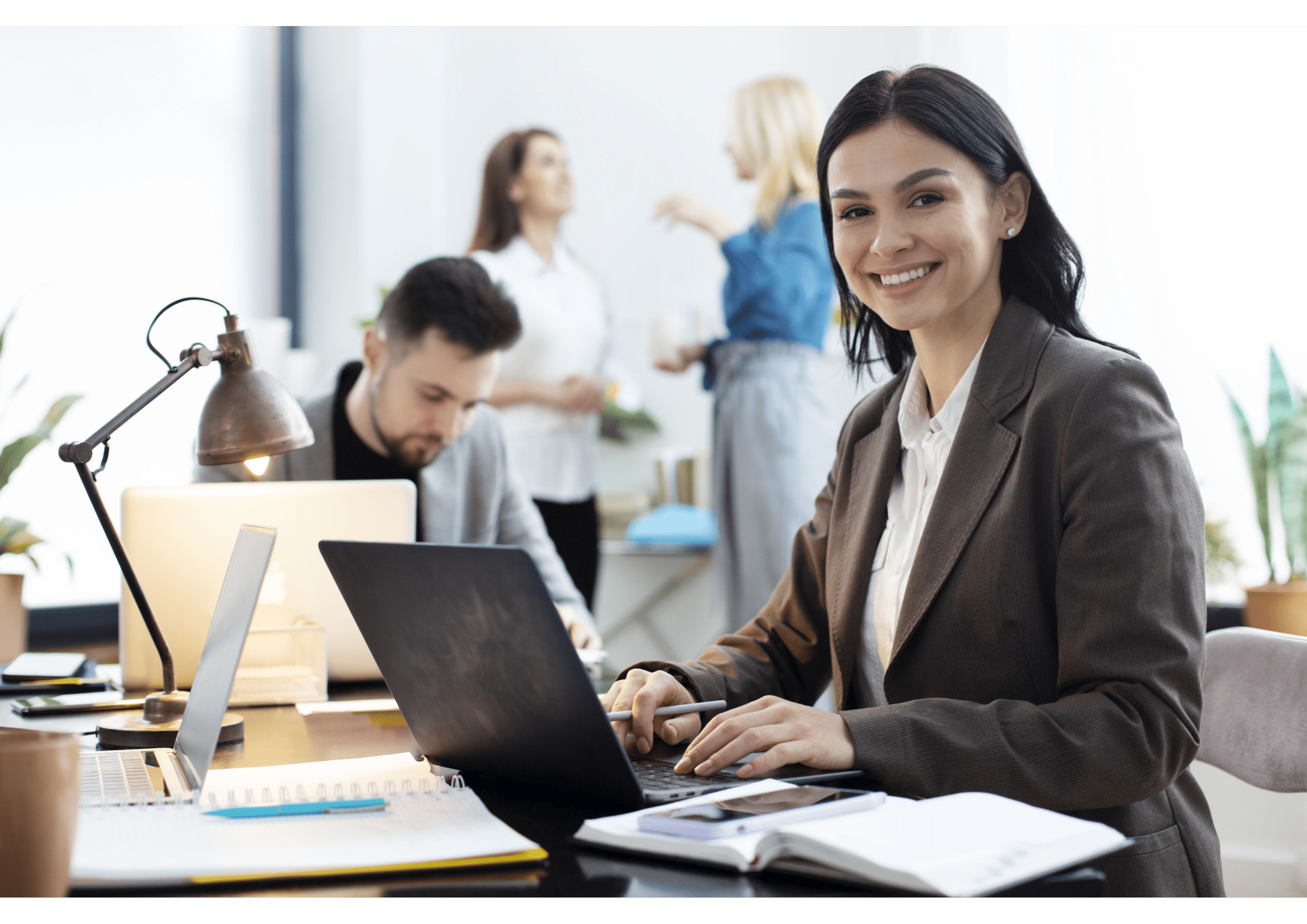 asesor-comercial-analizando-cifras-financieras-que-denotan-el-progreso-en-el-trabajo-de-la-empresa_4